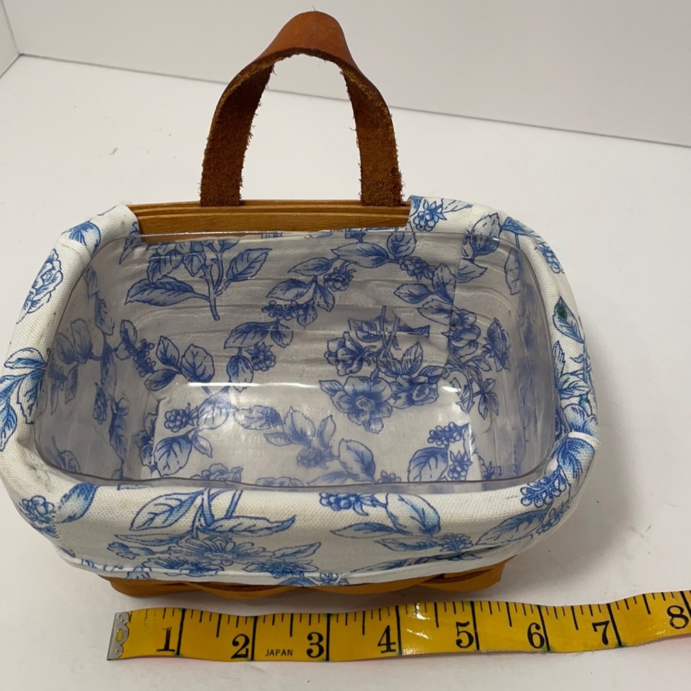 Small Lined Vintage Longaberger Basket - Picture 2 of 7